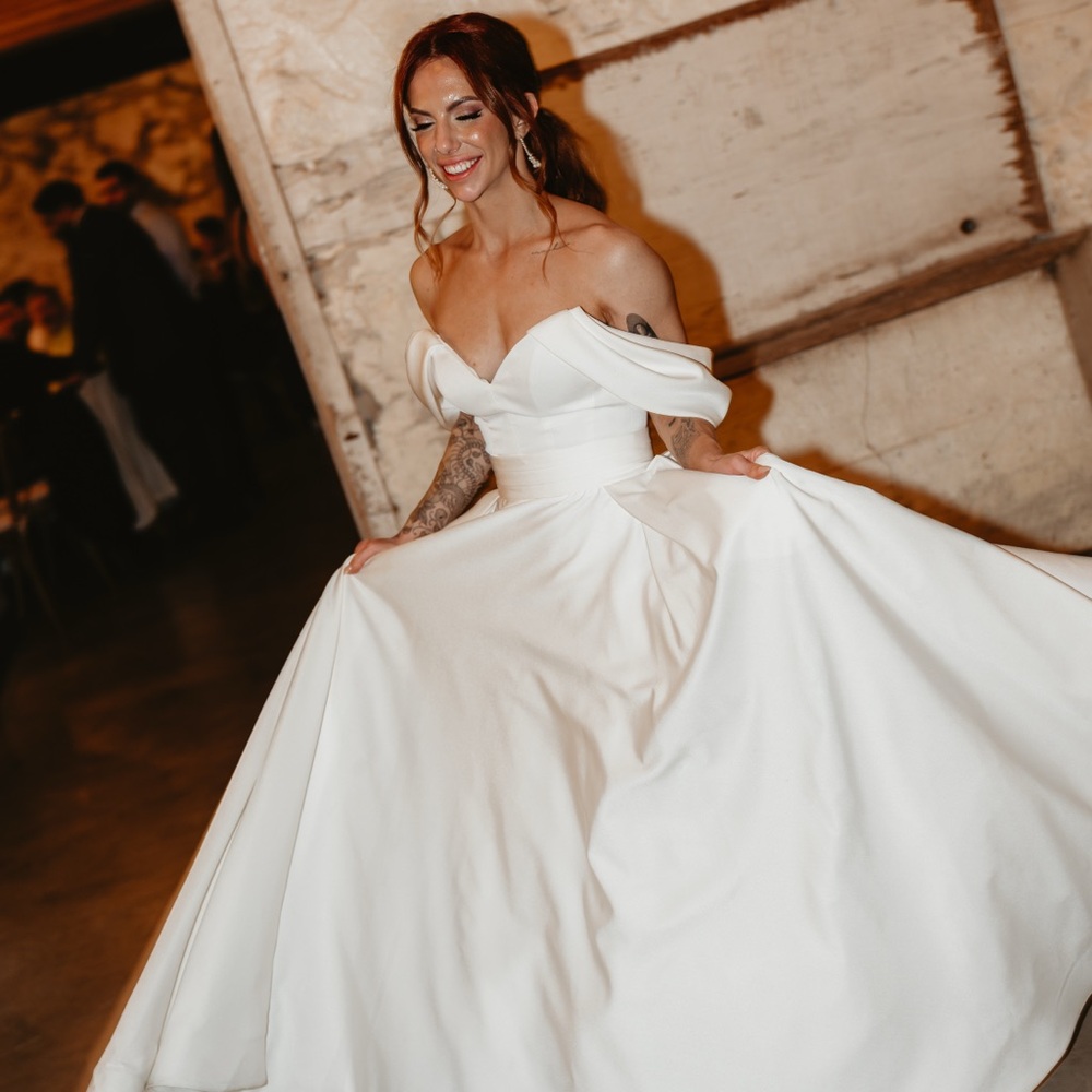 Elegant White Off-Shoulder Wedding Dress (Odri)